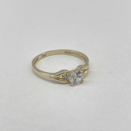 Sárga arany gyűrű, 3db cirkónia kővel díszítve